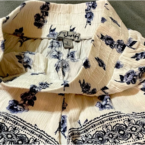 Women’s floral A-line ruffle hem shorts, with elastic waistband - Picture 3 of 3